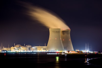 DoE inyecta $500M en carbón y prueba reactor nuclear