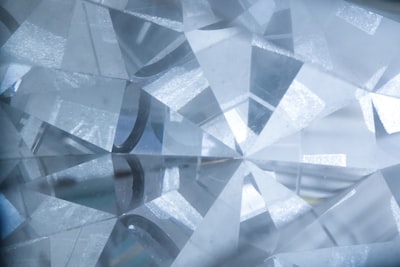 Optimización de cristales mediante gradiente guiado por predictores