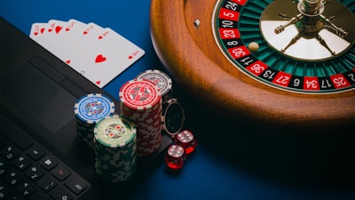 Prueba de hipótesis semi-supervisada con apuestas en predicciones