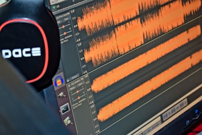 Red teaming automatizado de detectores de audio deepfake con LLMs