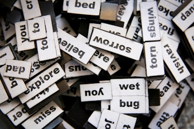 Adapta embeddings a nuevos dominios con factorización dispersa