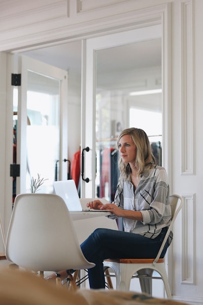Beneficios sostenibles del software retail en equipos remotos
