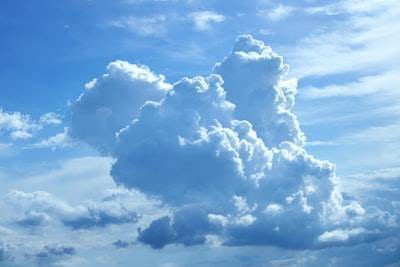 Optimización de IA con estrategias de nube: Multi-nube y híbrida.
