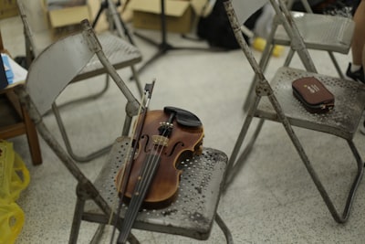 El violín más pequeño del mundo y la reducción de salarios ejecutivos en Amazon