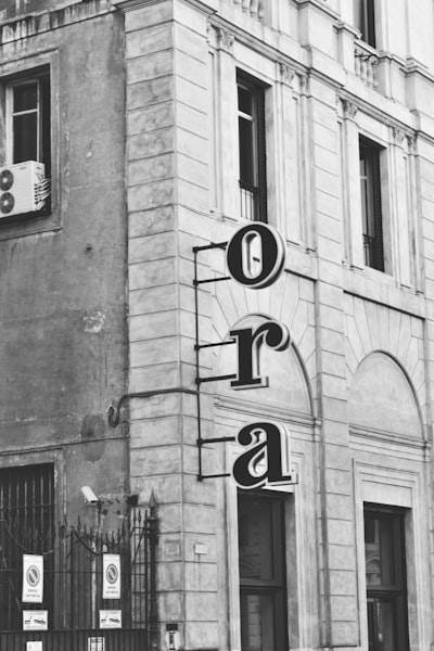Poppins Thin Italic Font: A to Z Typography Guide