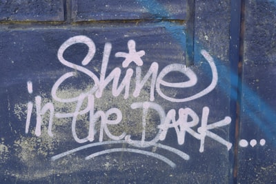 SHINE: Hiperred escalable para mapear contexto a LoRA en un solo paso