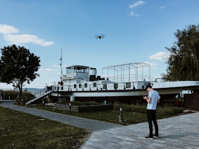 Aterrizaje ágil de drones en plataformas inclinadas móviles