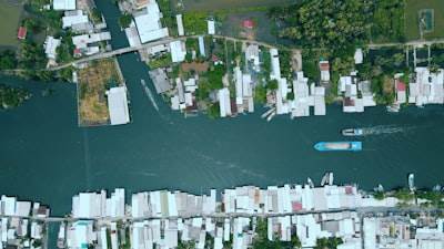 Detección automatizada de anomalías en modelado de riesgo de inundaciones urbanas