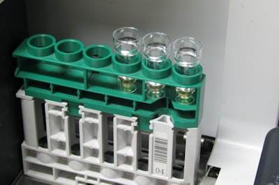Entrega eficiente de medicamentos con IA y aprendizaje por refuerzo