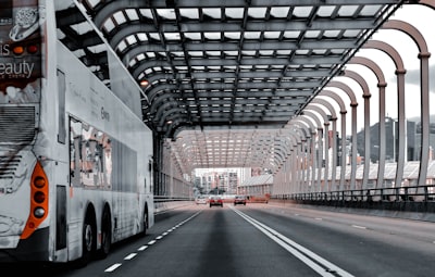 De razonamiento textual a soporte multimodal en transporte