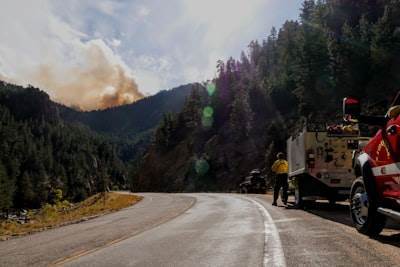 Comparación de simulación generativa para redes de logística de evacuación de incendios forestales.