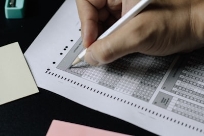 Calificación justa de respuestas escritas a mano con IA