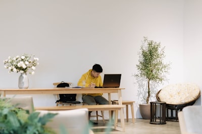¿Cómo hacer el trabajo remoto más sostenible en el mercado de empleados de IA?