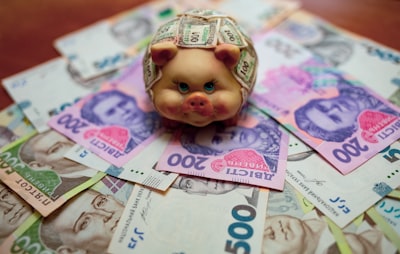 ¿Razonan bien los LLM en finanzas cuando los usuarios omiten información?
