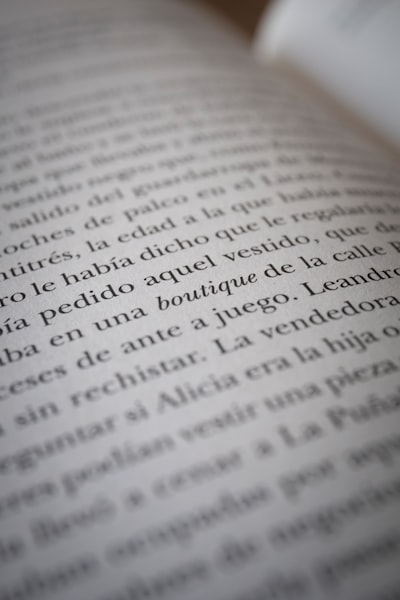 Estoy disfrutando una novela de 900 páginas en un lector del tamaño de mi tarjeta de biblioteca
