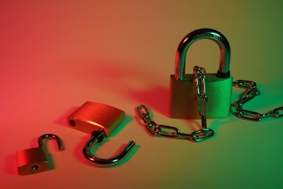De Cadenas de Razonamiento a Subproblemas Verificables: Asignación de Crédito con Aprendizaje por Refuerzo Curricular