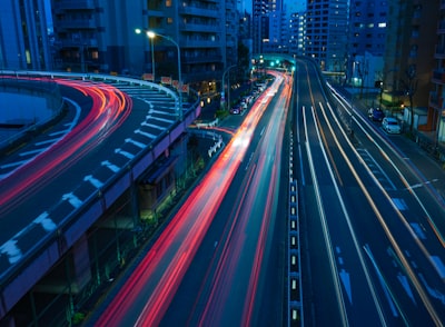 Cómo la IA garantiza la precisión de datos en la optimización de rutas