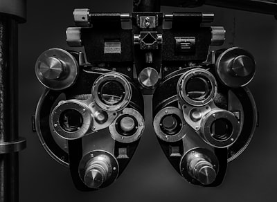 Datos sintéticos e inyección de conocimiento para diagnóstico ocular
