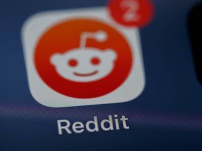 Reddit demanda a Perplexity y otras tres compañías por scraping de IA