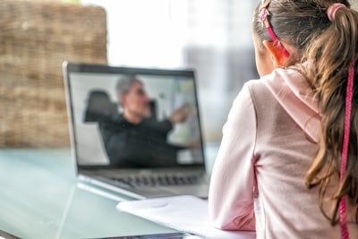 Aprendizaje en línea contextual para un aprendizaje LLM síncrono rápido