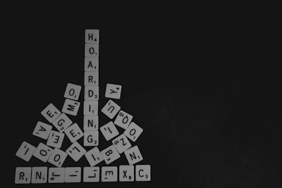 SCALA: aprendizaje jerárquico para eficiencia en datos limitados