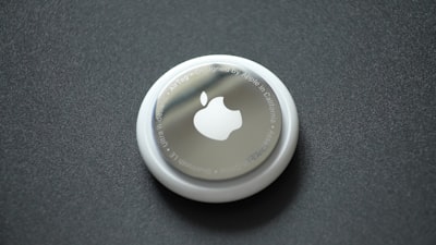 El AirTag de Apple emite un sonido más alto y se puede localizar a mayores distancias