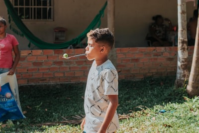 Niño engaña a verificación de edad con bigote falso