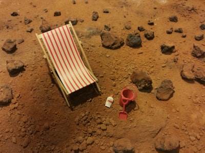 Quantum-Enhanced Raman Spectroscopy for Trace Atmospheric Isotope Analysis on Mars