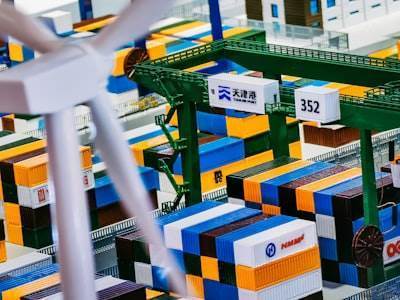 Comparativo de costos: Automatización sin código con IA en logística 2025