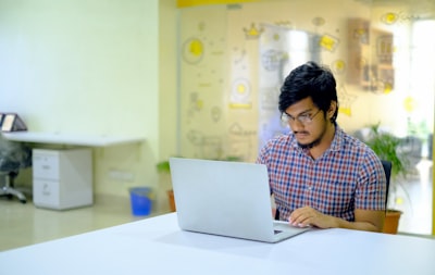 Automatización de seguimiento de contratación para startups y grandes empresas.