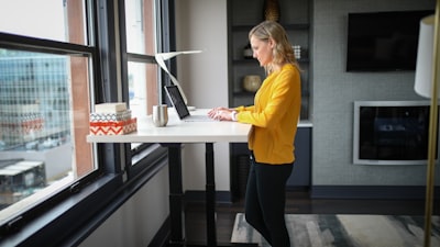 ¿Cómo la automatización reduce costos y ahorra tiempo en tareas diarias de negocio?