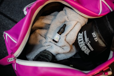Estos artículos esenciales de la bolsa de gimnasio cuestan menos de $25 en la venta de primavera de Amazon