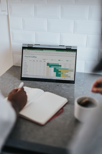 Optimización de recursos y métricas ESG con software de programación