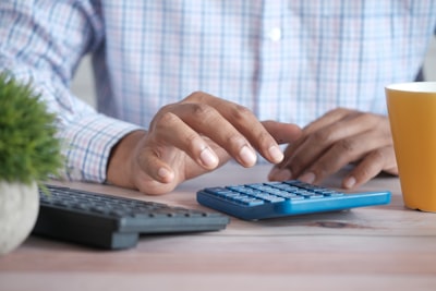 ¿Cómo usar una calculadora de préstamo para negocios?