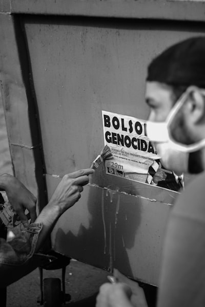 Sentidos cerrados: la brecha representación-acción en LLMs omnimodales