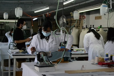 De la investigación a la fábrica: por qué los robots humanoides necesitan una base empresarial