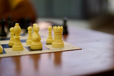 Reforzamiento asistido por teoría de juegos para defensa fronteriza: Terminación temprana basada en soluciones analíticas