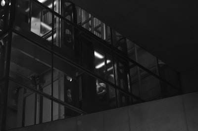 Aprendizaje por refuerzo con crítico LLM multimodal para agente de codificación web
