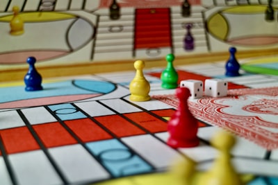 Análisis de transiciones no lineales en FL mediante juegos potenciales