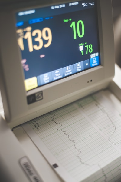 Alineación mejorada de ECG pediátrico y adulto para diagnóstico robusto