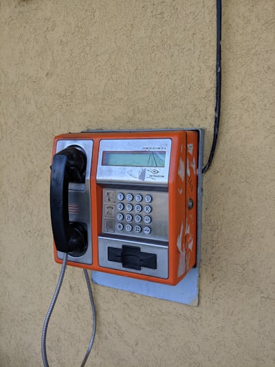 ¿Cómo respaldar o restaurar fácilmente el sistema telefónico de IA?