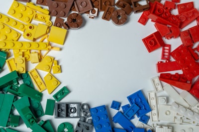 Cómo mejorar la generación de ensamblajes LEGO con pocos datos