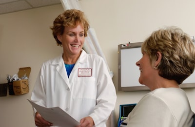 Simulación interpretable de diálogos clínico-paciente