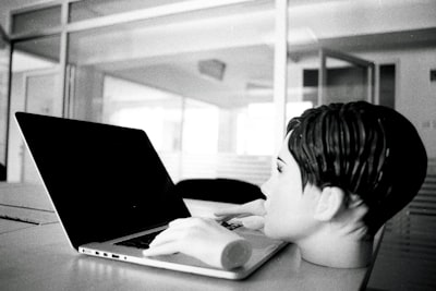 Optimización de flujos de trabajo mediante consultoría tecnológica y desarrollo de software