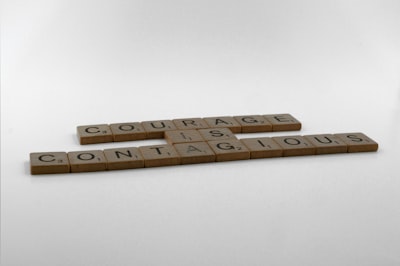 Control conversacional con ontologías: un marco ligero para generación restringida