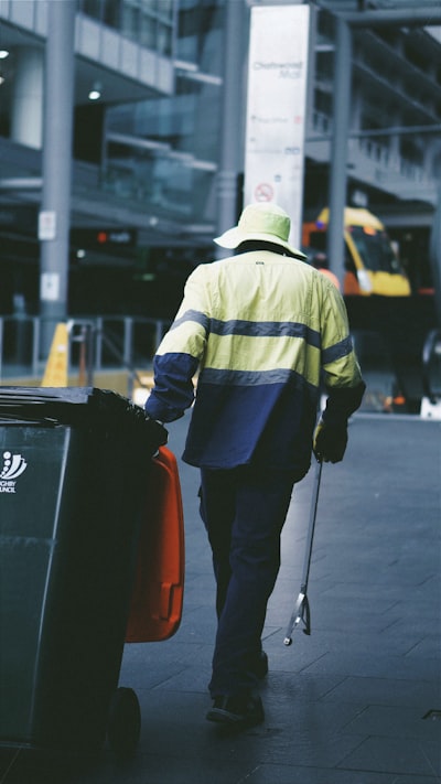 ¿Cómo los trabajadores pueden supervisar para reducir el desperdicio y optimizar recursos?