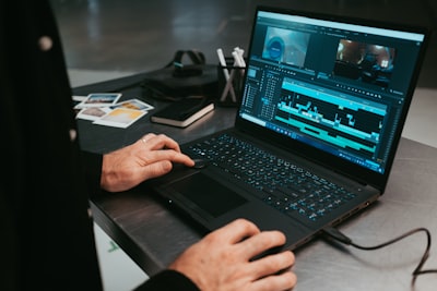 ¿Pueden los servicios de producción de video AI conectarse con bases de datos o APIs?
