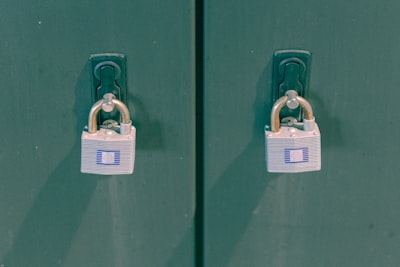 Automatizar recordatorios de seguimiento para proteger la información confidencial.