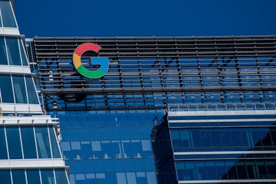 Google paga $68 millones por escuchas del asistente de voz.