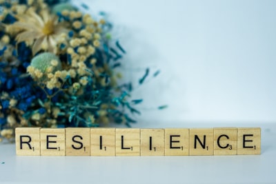Resiliencia y supervisión humana en modelado con LLM para gemelos digitales